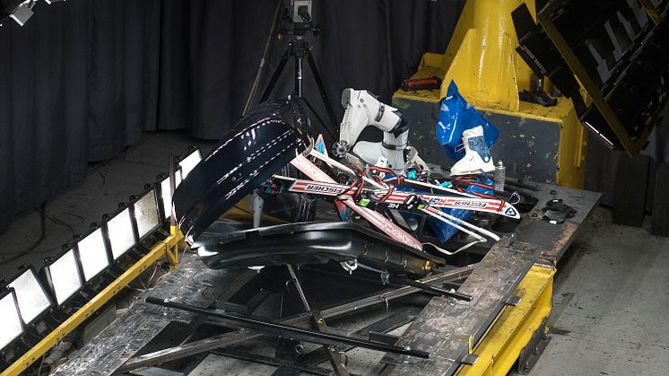 Ski equipment flying through the air can be dangerous in a crash. This was the outcome for several of the roof boxes in the test. Photo: Anna Sigge