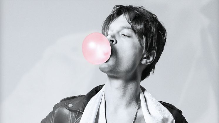 Viktor Norén gör nytolkning av Lotta Engbergs “Fyra Bugg & en Coca-Cola”