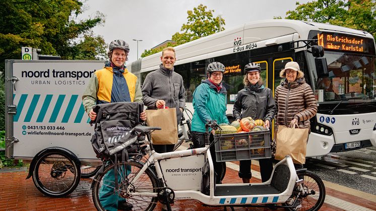 V.l. Matthi Bolte (Geschäftsführer noord transport), Jonas Godau (Innenstadt-Manager, Kiel-Marketing) Ines Irion & Laura Calvo Moreno (Kurierinnen noord transport) und Andrea Kobarg (Pressesprecherin der KVG Kieler Verkehrsgesellschaft mbH)