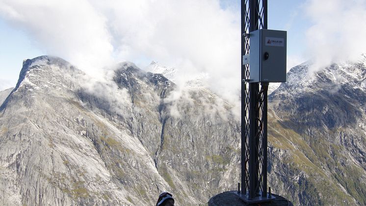 Mannen:  GNSS mast i det rasutsatte fjellpartiet.
