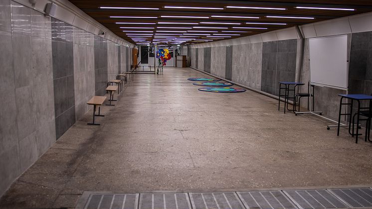 Det ständiga hotet om bombningar och bristen på skolor med skyddsrum har gjort att man i Kharkiv inrättat underjordiska skolor i tunnelbanesystemet.