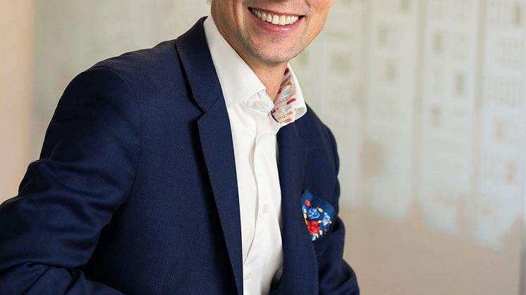 Föreningschef Christian Bengtzelius tar plats i Riksbyggens företagsledning