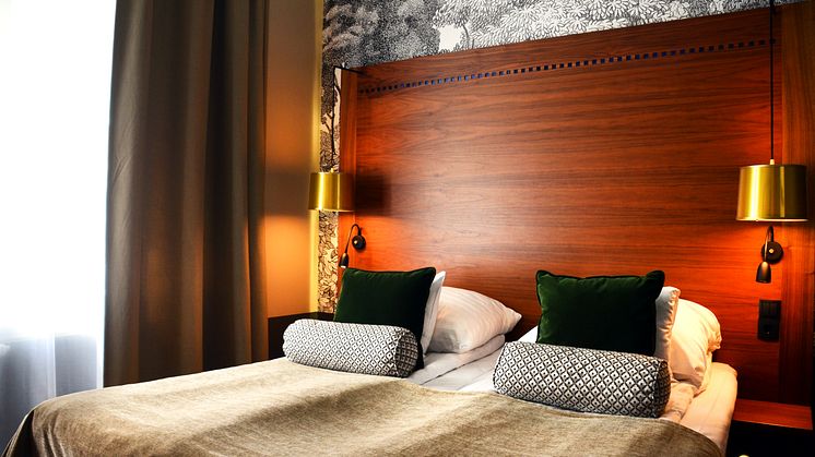 Standard-double-room-bed-clarion-collection-hotel-temperance (1)
