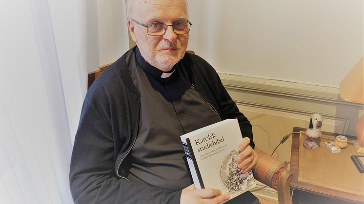 Kardinal Arborelius med katolsk studiebibel