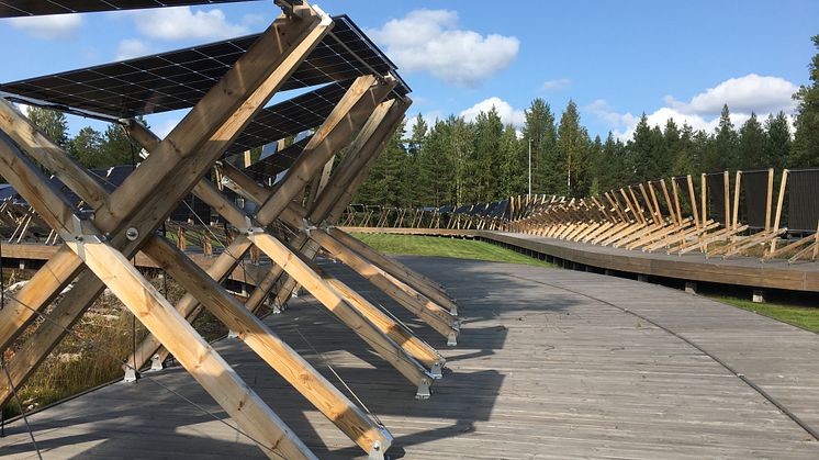 Solcellsparken Solvåg är både en forskningspark för dubbelsidiga solpaneler och en konstverk.