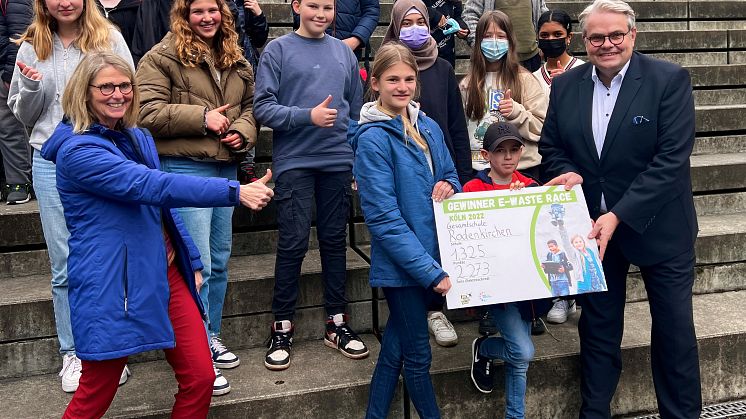 Gewinner des E-Waste Race: Die Gesamtschule Rodenkirchen mit Schulleiterin Kerstin Gaden (links) und Bernd O. Engelien (rechts) von der Zurich Kinder- und Jugendstiftung