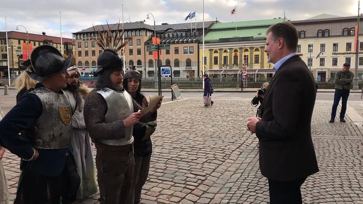 Don Quijote-ensemblen överlämnar brev till kommunstyrelsen