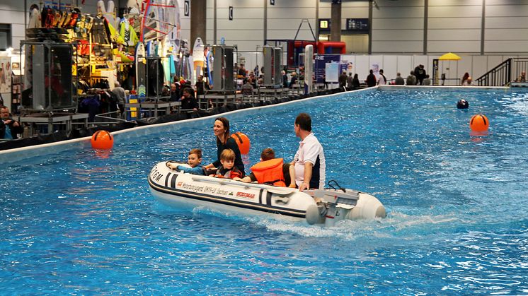 Familienspaß auf motorisiertem Schlauchboot des Sächsischen Motorwassersportverbands