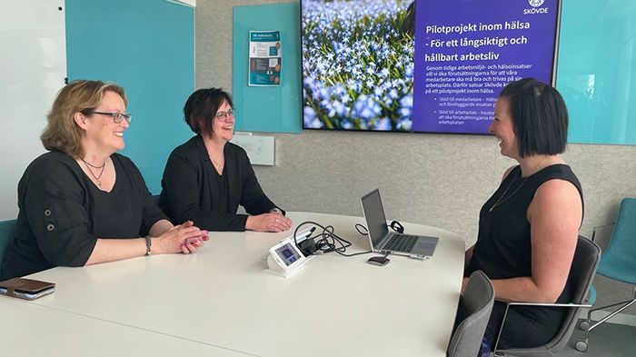 Projektledare Johanna Erlandsson diskuterar projektet med Theres Sahlström och Ulrica Johansson. 