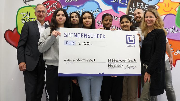 Dr. Manfred Sieburg (LIEBLANG Gruppe), Schülerinnen der 7. Klasse, Konrektor Jonathan Ginader und Schulleiterin Nicole Mastenbroek (v.l.n.r.)