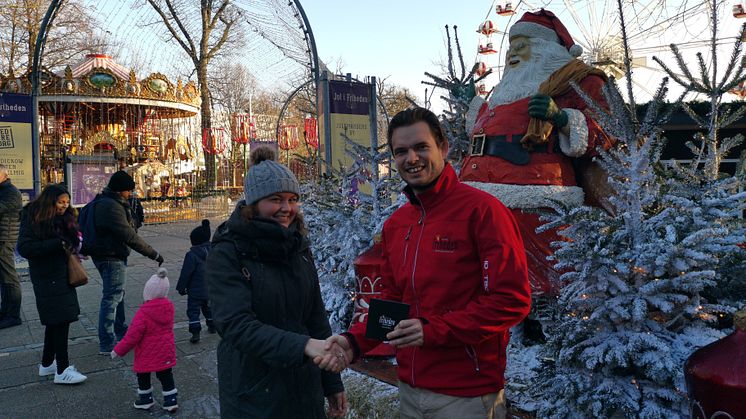 Marketingschef Morten Palm sammen med Kristina, der blev gæst nr. 600.000 i Tivoli Friheden 