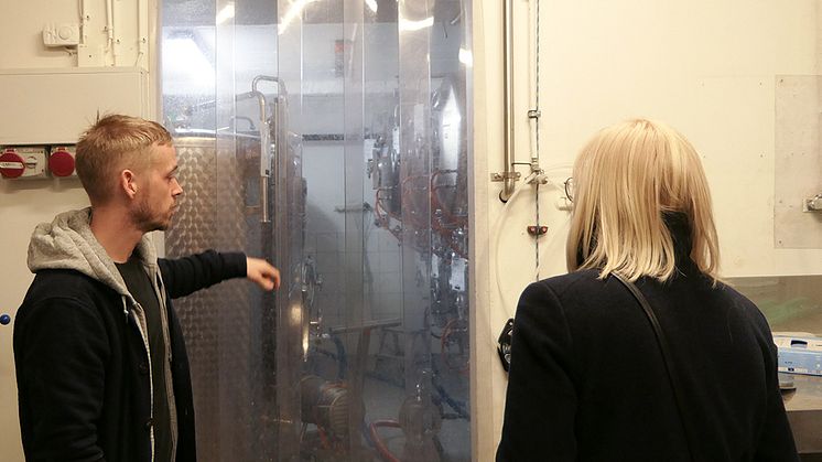 Karin Ernlund besöker bryggeriet Stockholm Brewing Co