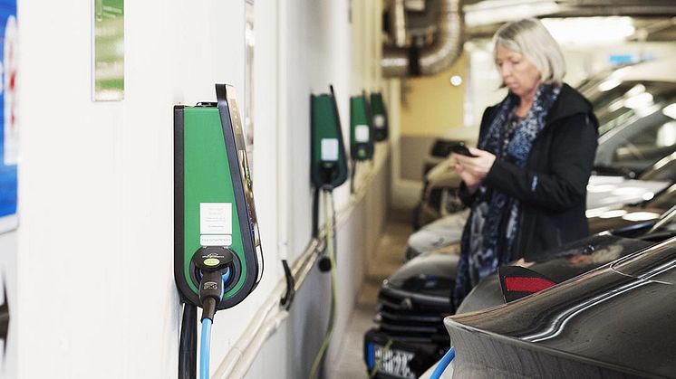 Nytt pilotprojekt ger personer med boendeparkering möjlighet att ladda sin bil på utvalda parkeringar hos Parkering Göteborg.