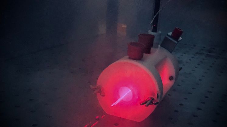 Fotoelektrokemisk cell som används i studien för att undersöka halvledarprestanda under simulerade solstrålar. Foto: Sascha Ott