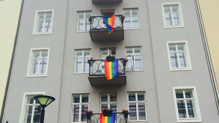 CLARION-HOTELLENE KLEDD I REGNBUENS FARGER