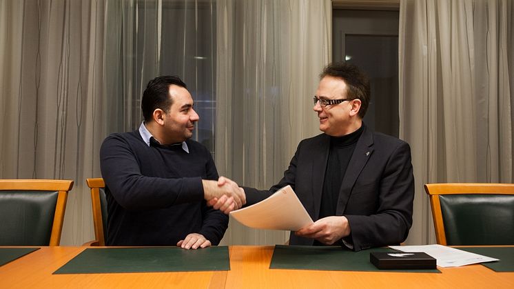 Adnan Abdul Ghani, Support Group Network, och rektor Martin Hellström vid undertecknandet av samarbetsavtalet.