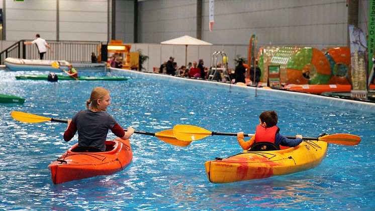 Trainer bringen kleinen Wassersportfans das Kajakfahren bei 