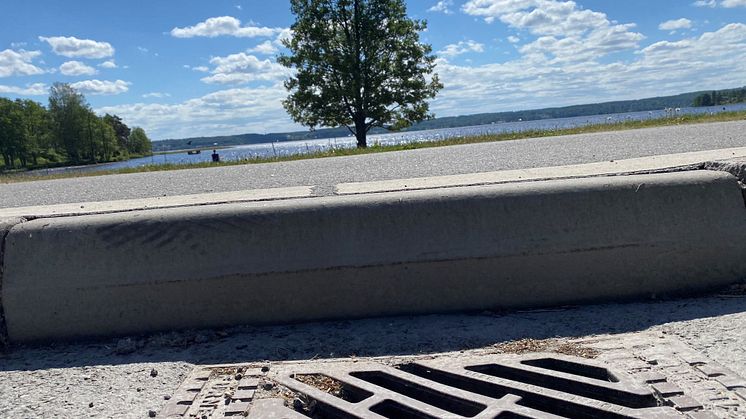 Olja, giftiga tungmetaller och asfaltsrester rinner rakt ut i våra vattendrag. 