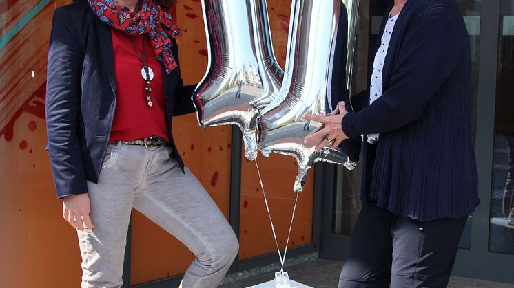 Uta Wolff und Angelika Schomberg halten 100 Förderpakete für Vereine bereit