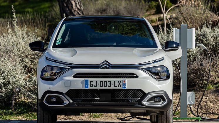 Citroën styrker sin position i C-segmentet og tilføjer en ny elektrisk drivlinje med en længere rækkevidde på både ë-C4 og ë-C4 X modelprogrammet. Citroën er således det eneste generalistmærke, der tilbyder to komplementære elbiler i C-segmentet.