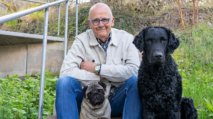 Hans Rosenberg tillsammans med sina hundar Ryssen och Jack.
