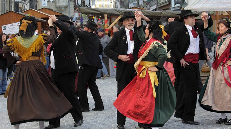 Tänzer auf dem Martinimarkt in Porrentruy (Jura & Drei-Seen-Land)