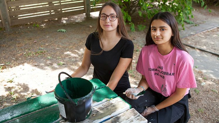 Ev av 100 sommarjobbare som arbetar med utemiljön i MKBs bostadsområden. De syns tydligt i sina rosa t-shirts.
