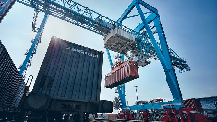 Efter den den 140 mil långa resan från Piteå rullar tågen direkt in på Göteborgs hamns containerterminal. Där kan lasten lyftas direkt på fartyg för vidare transport ut i världen. Bild: Göteborgs Hamn AB.