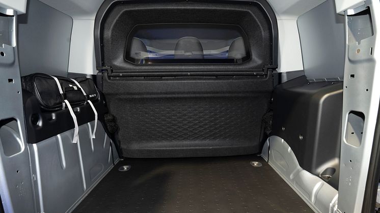TRANSIT_CONNECT_KOMBI_LOADING_02.jpg
