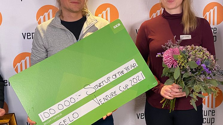 Thomas och Josefin från Reselo tog emot dubbelt upp av blommor, diplom och check i Öst regionens greenroom under Sverigefinalen.