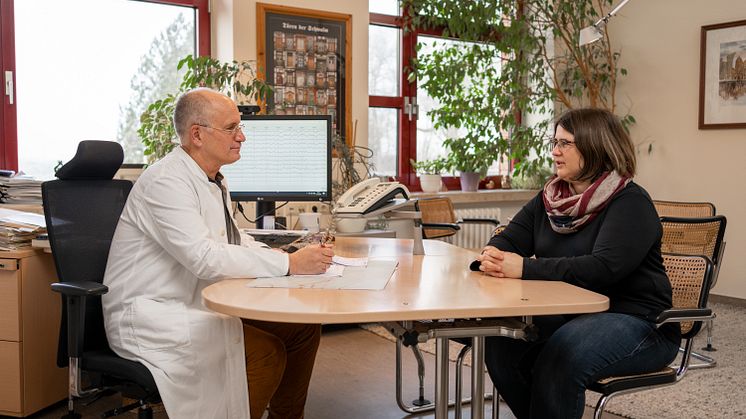 Dr. Bernd Schade im Gespräch mit Kollegin Mira Baron. Schade wird den neuen MVZ-Standort medizinisch leiten.
