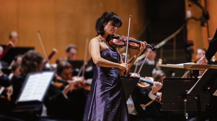 Violinisten Ava Bahari är artist in residence hos Göteborgs Symfoniker säsongen 2024-2025