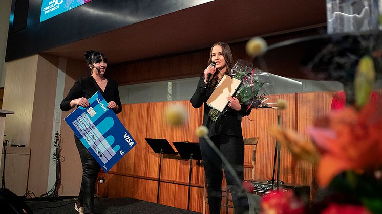 Kristina Ulander mottar pris för Årets Innovatör student vid Luleå tekniska universitet 2019