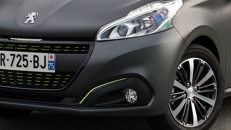 Premiär för Peugeot 208 klädd i ”haute couture” lack 