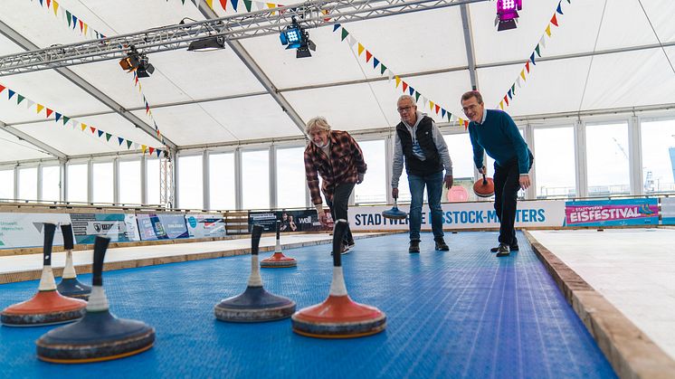 vl: Uwe Wanger, Kiel-Marketing | Thomas Hein, interevent | Frank Meier, Stadtwerke Kiel probieren sich im Eisstockschießen auf den Kunststoffbahnen