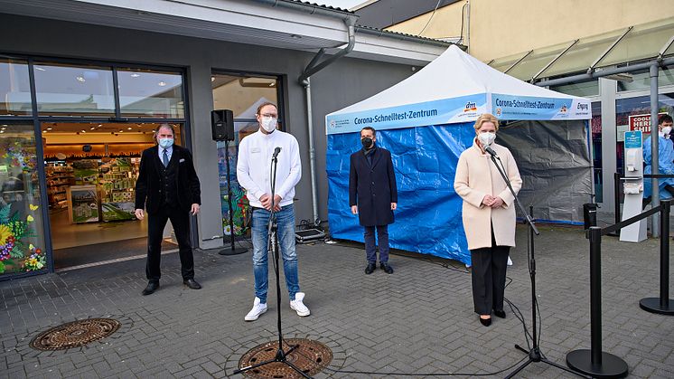 V.l.n.r.: dm-Geschäftsführer Markus Trojansky, Christoph Werner, Vorsitzender der dm-Geschäftsführung, dm-Filialleiter Sebastian Kleiber, Ministerpräsidentin Manuela Schwesig ©Uwe Nölke/dm