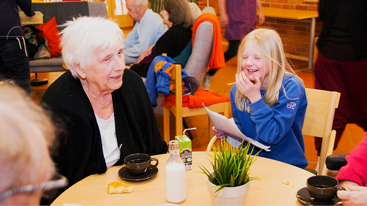 Generationsmöten i Partille uppskattas av både barnen på fritidshemmet och de äldre på boendet som deltar.