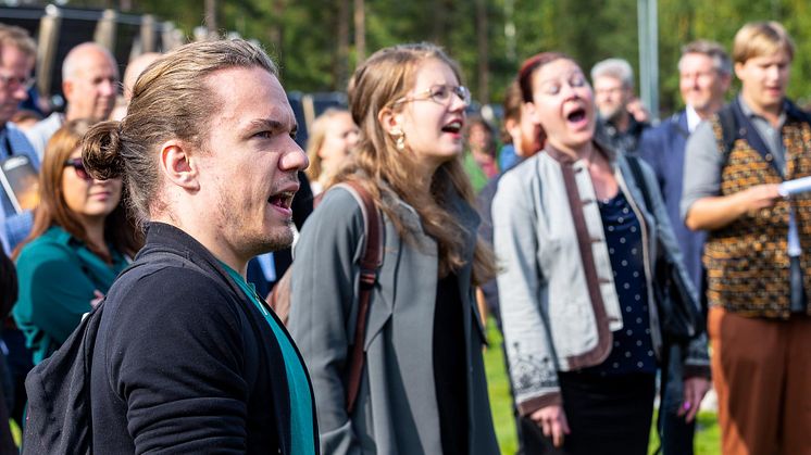 Kammarkören under ledning av Erik Westberg, stod utspridda i publiken och överraskade med sång.