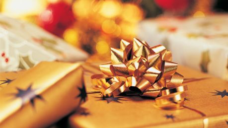 Hälften av svenskarna har råd att betala julklapparna med lönen