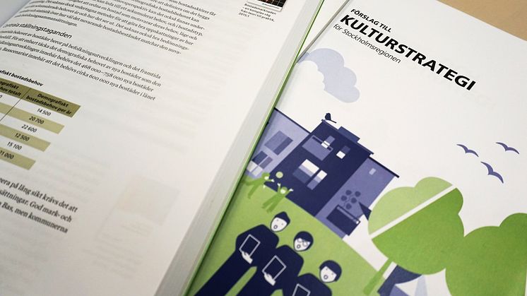 Idag skickas "Förslag till kulturstrategin för Stockholmsregionen" ut på remiss. Syntolkning: Delar av rapportens framsida och innehåll.