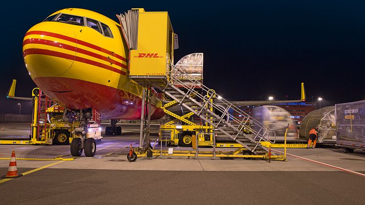 Det gavner hele verden, at vi handler med hinanden på tværs af landegrænser. Her ses et DHL-fly blive tømt for sin last, hvorefter det bliver lastet med helt andre pakker til andre dele af verden.