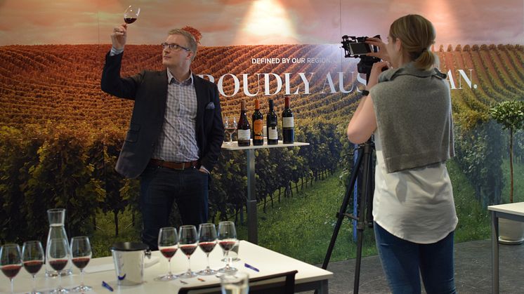 Kulissien takaa: Tältä näyttää Juomavinkin live-tasting paikan päällä.