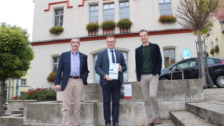 Smarter Überblick über den Energieverbrauch: Mit 60 intelligenten Zählern geht Velburg weiter in Richtung Energiezukunft. Für Bürgermeister Christian Schmid (Mi.), Dr. Roland Hofer (li.) und Tobias Stahl (re.) vom Bayernwerk ein Grund zur Freunde.