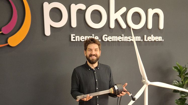 Christoph Teuchert mit einem der steuerbaren Heizstäbe, der in den Warmwasserspeicher einer Öl- oder Gasheizung eingebaut wird.