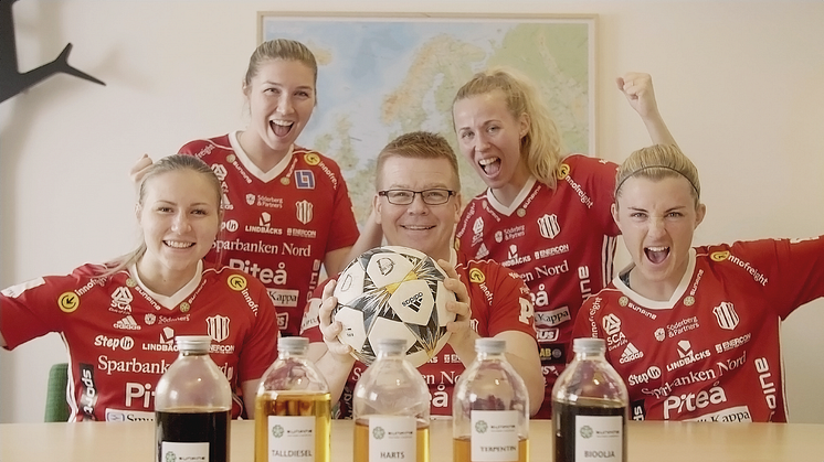SunPines vd Magnus Edin ihop med några av Piteå IF:s guldhjältar