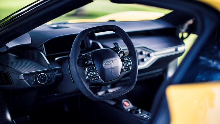 Ford GT – med 50 sensorer, 25 computere… og 2 kopholdere 