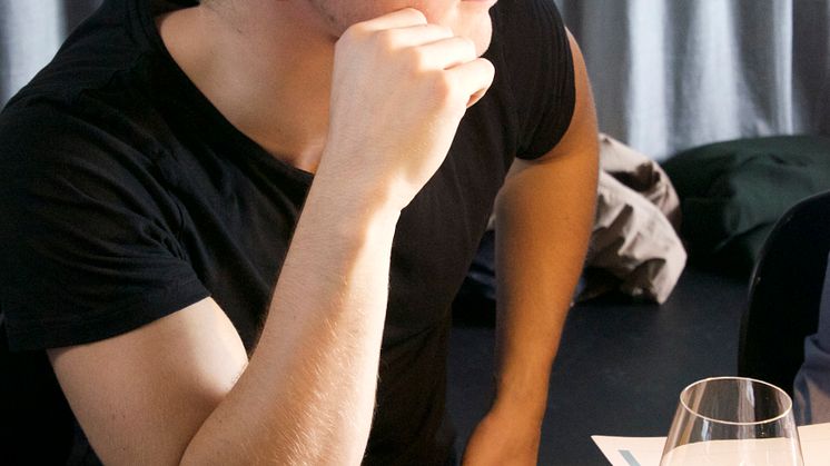 Fabian Kalf Hansen på Svenska Bins honungsprovning