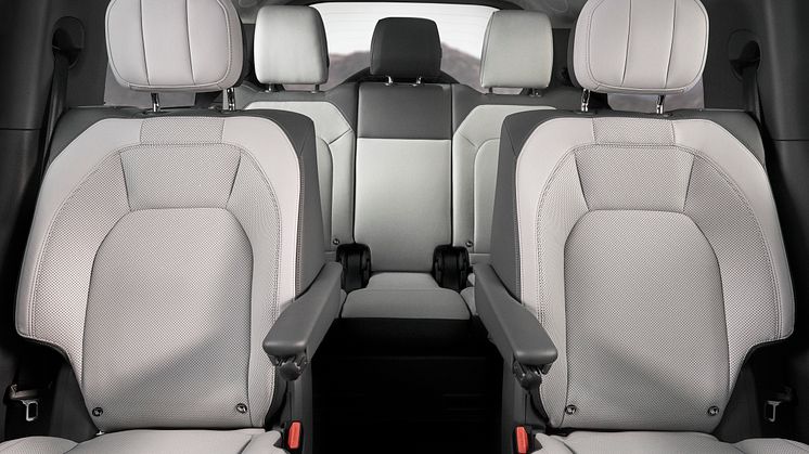 DEF_130_V8_25MY_080524_01b_INTERIOR_CAPTAIN_CHAIRS.jpg