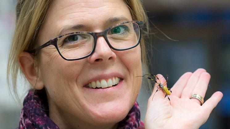 Foto: Lena Holm. Bilden föreställer Anna Rising som håller i en spindel.