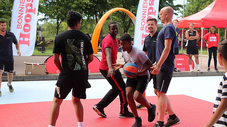 Den 19 juni invigs streetbasketplanen utanför Sjumilahallen i Biskopsgården och håller öppet under hela sommarlovet. Foto: HisingenByDay